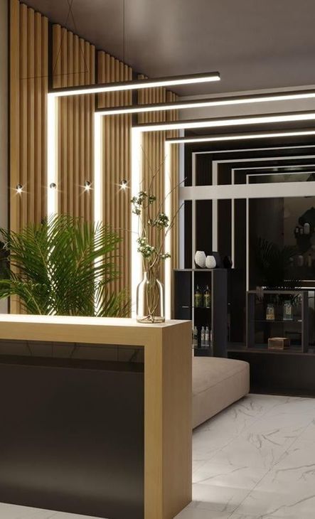 Un área de recepción con una pared de madera y un mostrador negro.