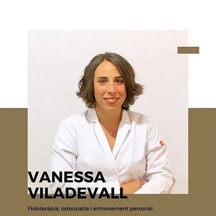 Una mujer con una bata de laboratorio blanca sonríe a la cámara.