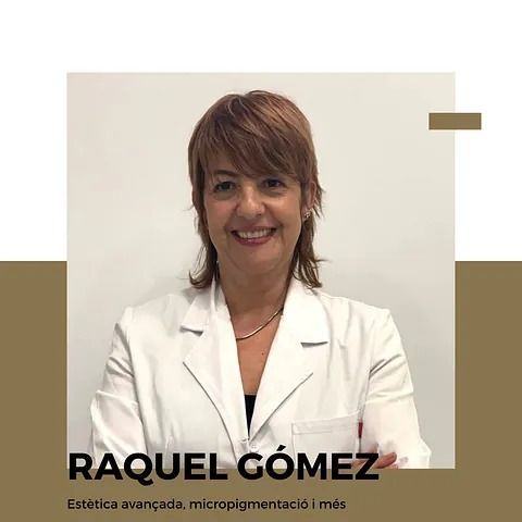 Una mujer con una bata de laboratorio sonríe y se toca el cabello.