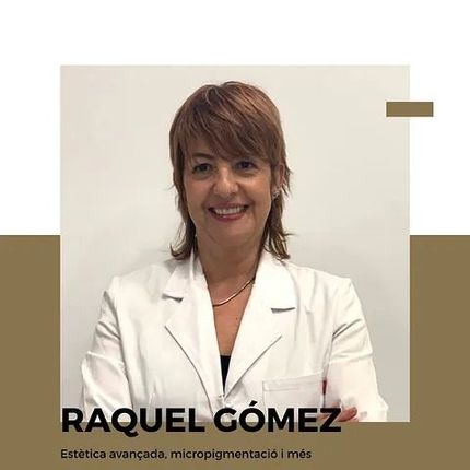 Una mujer con una bata de laboratorio blanca sonríe a la cámara.