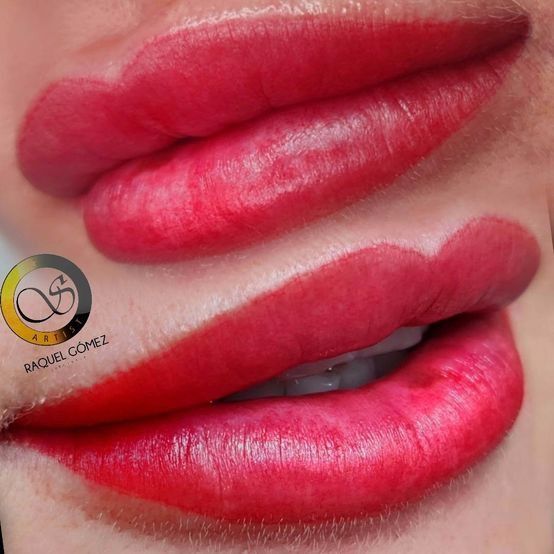 Un primer plano de los labios de una mujer con lápiz labial rojo.