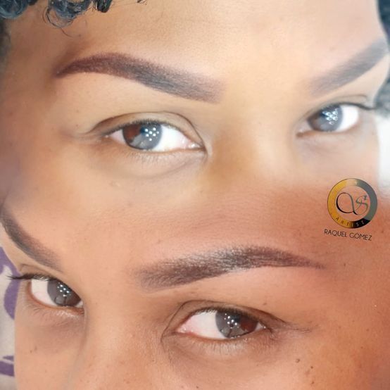 Un primer plano del rostro de una mujer con un logotipo que dice Brow Combz