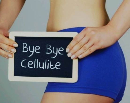 Una mujer sostiene un cartel que dice adiós celulitis