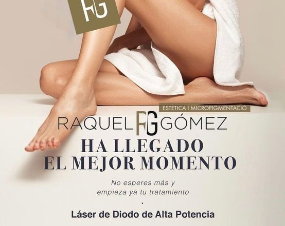 A woman 's legs are shown on a poster that says raquel fggomez ha llegado el mejor momento