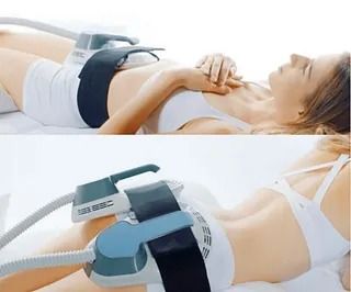 Una mujer está acostada en una cama con una máquina sobre su estómago.