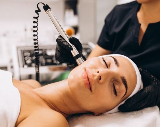 Una mujer está recibiendo un tratamiento facial en un salón de belleza.