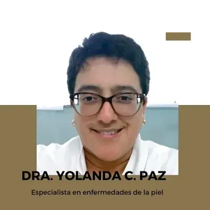 Una mujer que lleva gafas y una camisa blanca está sonriendo.