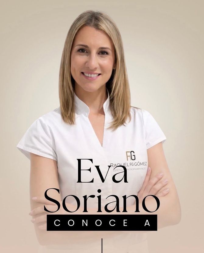 Una mujer con una bata de laboratorio blanca sonríe a la cámara.