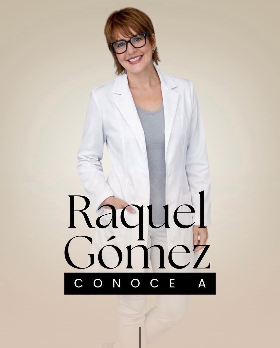 Una mujer con una bata de laboratorio sonríe y se toca el cabello.