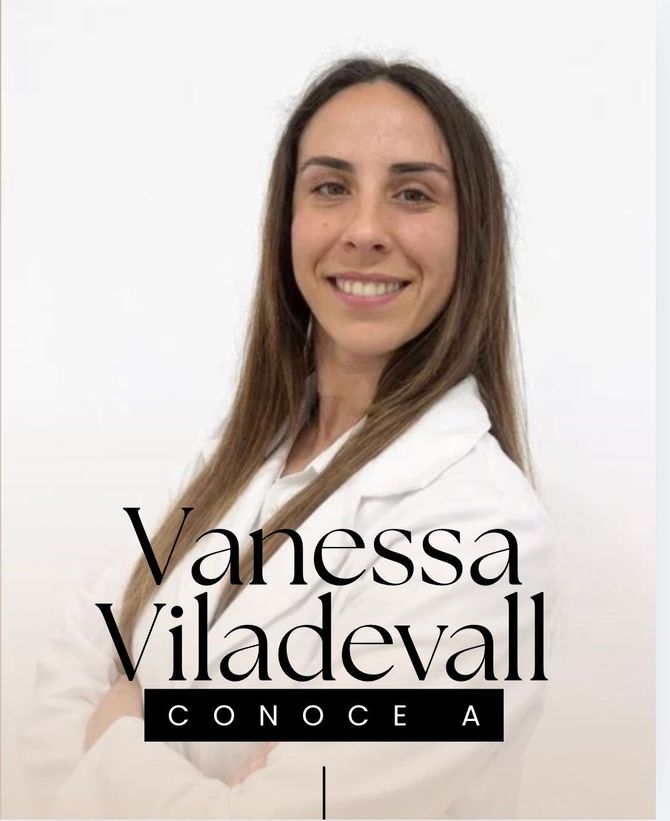 Una mujer con una bata de laboratorio blanca sonríe a la cámara.