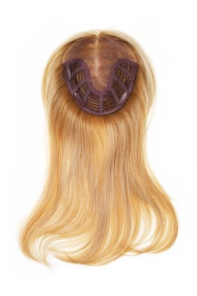 Die Rückseite einer blonden Perücke auf weißem Hintergrund.