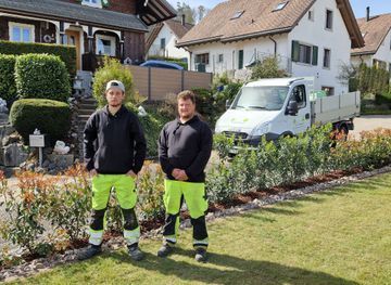 Mitarbeiter der Firma Simart Gartenbau GmbH