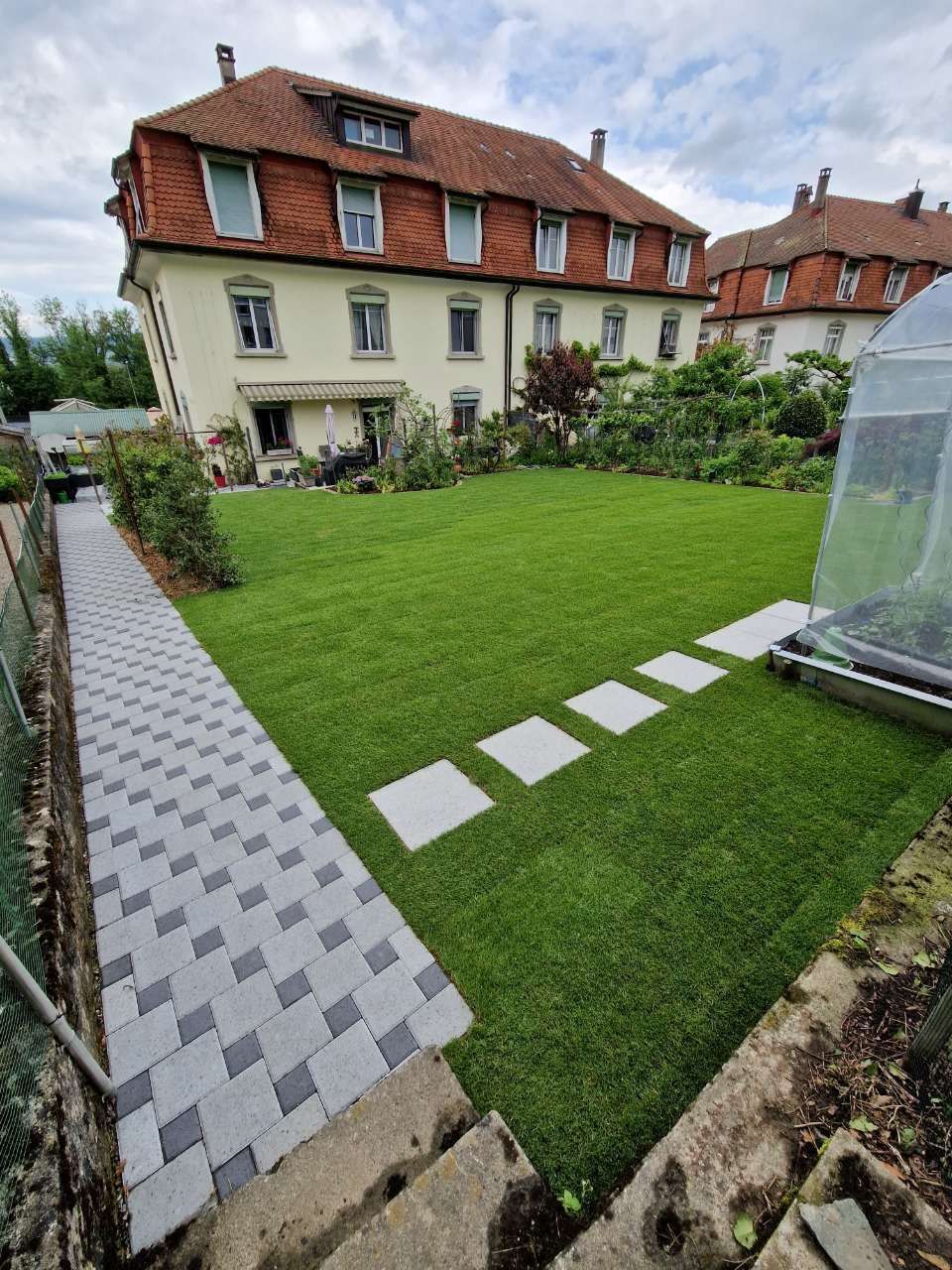 gepflegte Gartenanlagen durch Simart Gartenbau GmbH