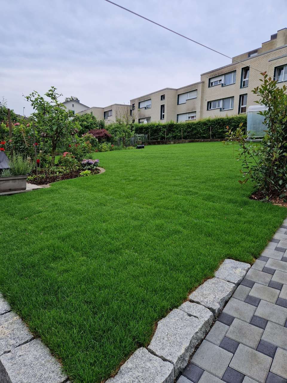 gepflegte Gartenanlagen durch Simart Gartenbau GmbH