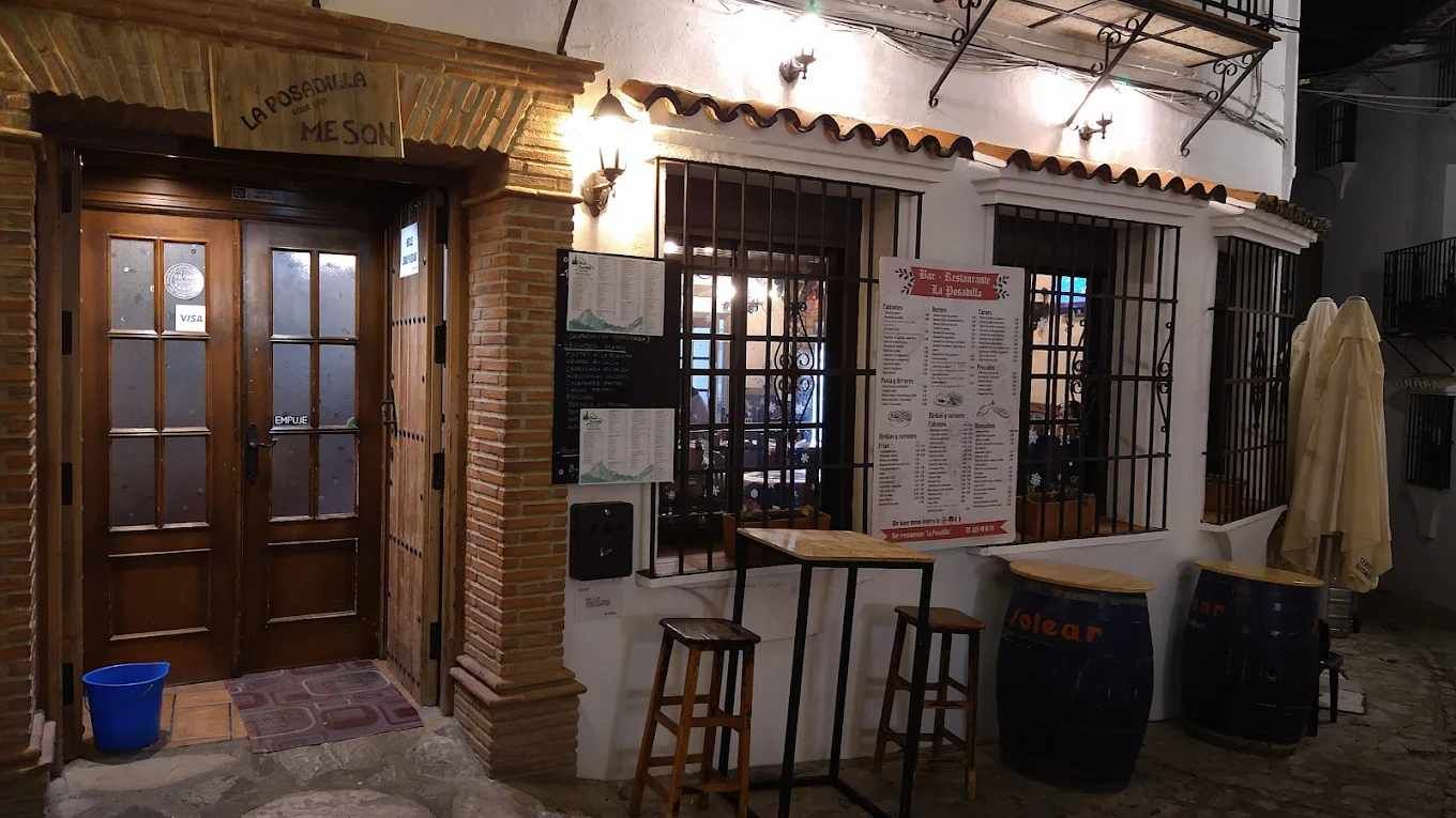 Platos de comida: fiambres, quesos, aperitivos, aceitunas y pan.