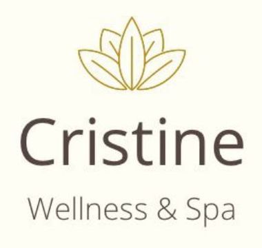 El logotipo de Cristine Wellness & Spa presenta una flor de loto dorada sobre el nombre en texto marr&oacute;n oscuro