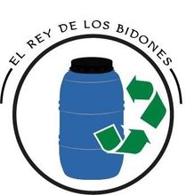 Un barril azul con un símbolo de reciclaje.