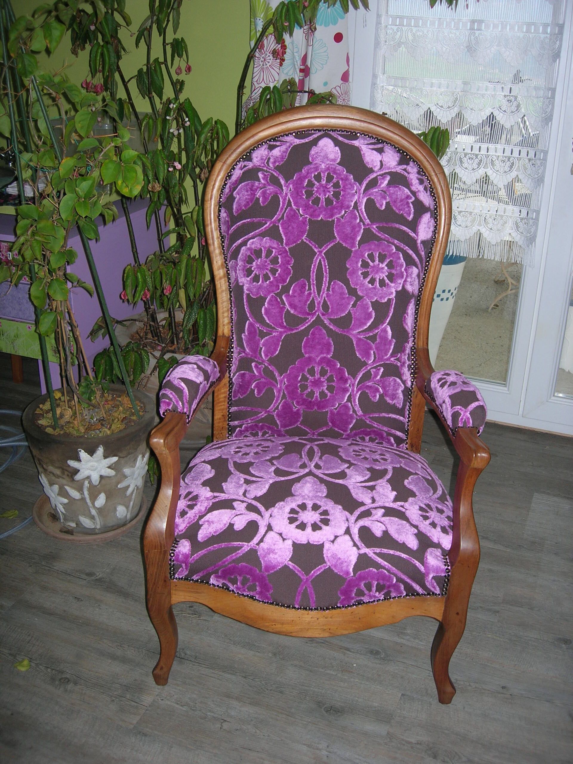 Rénovation fauteuil imprimé violet