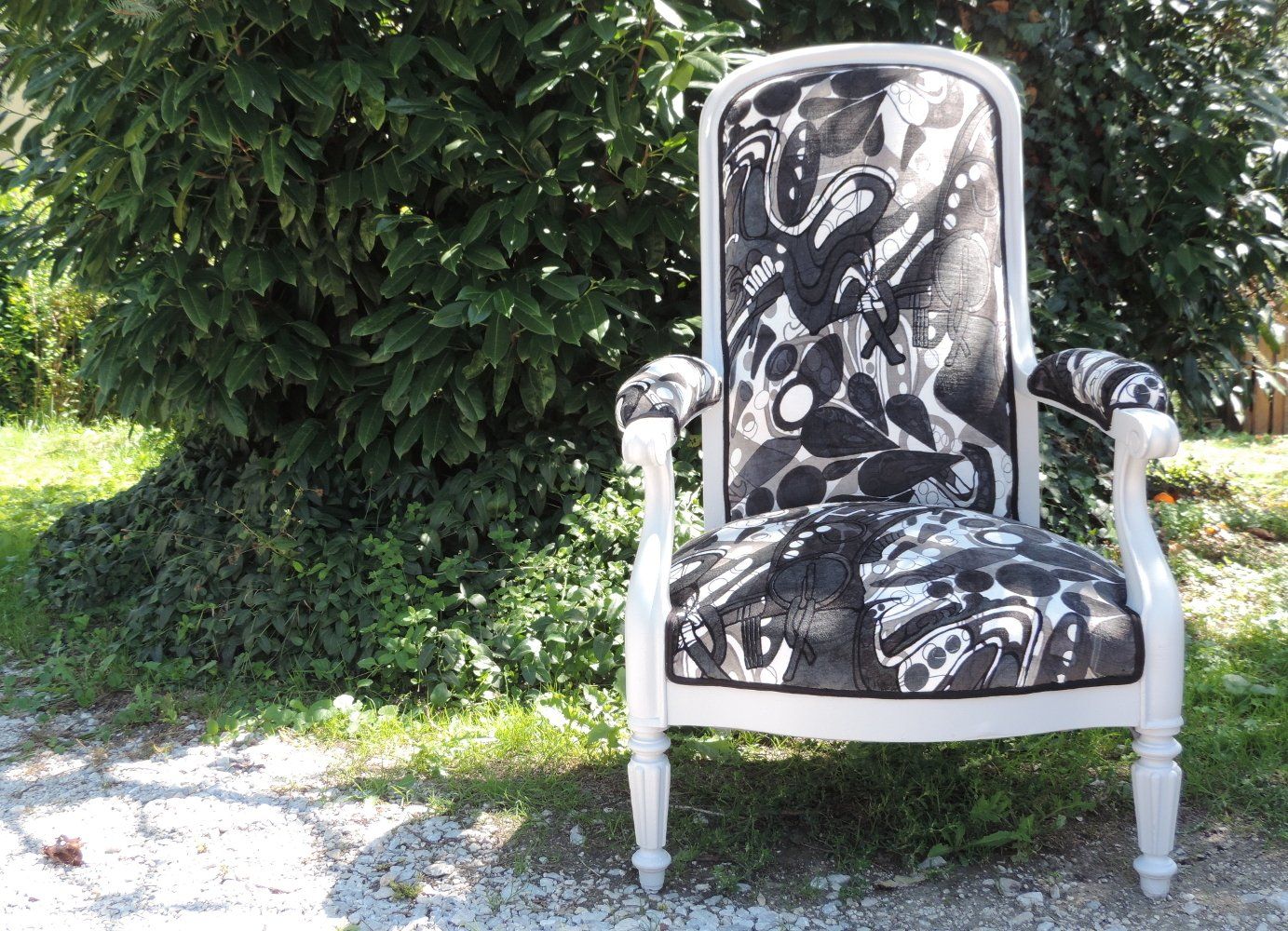 Rénovation fauteuil imprimé noir