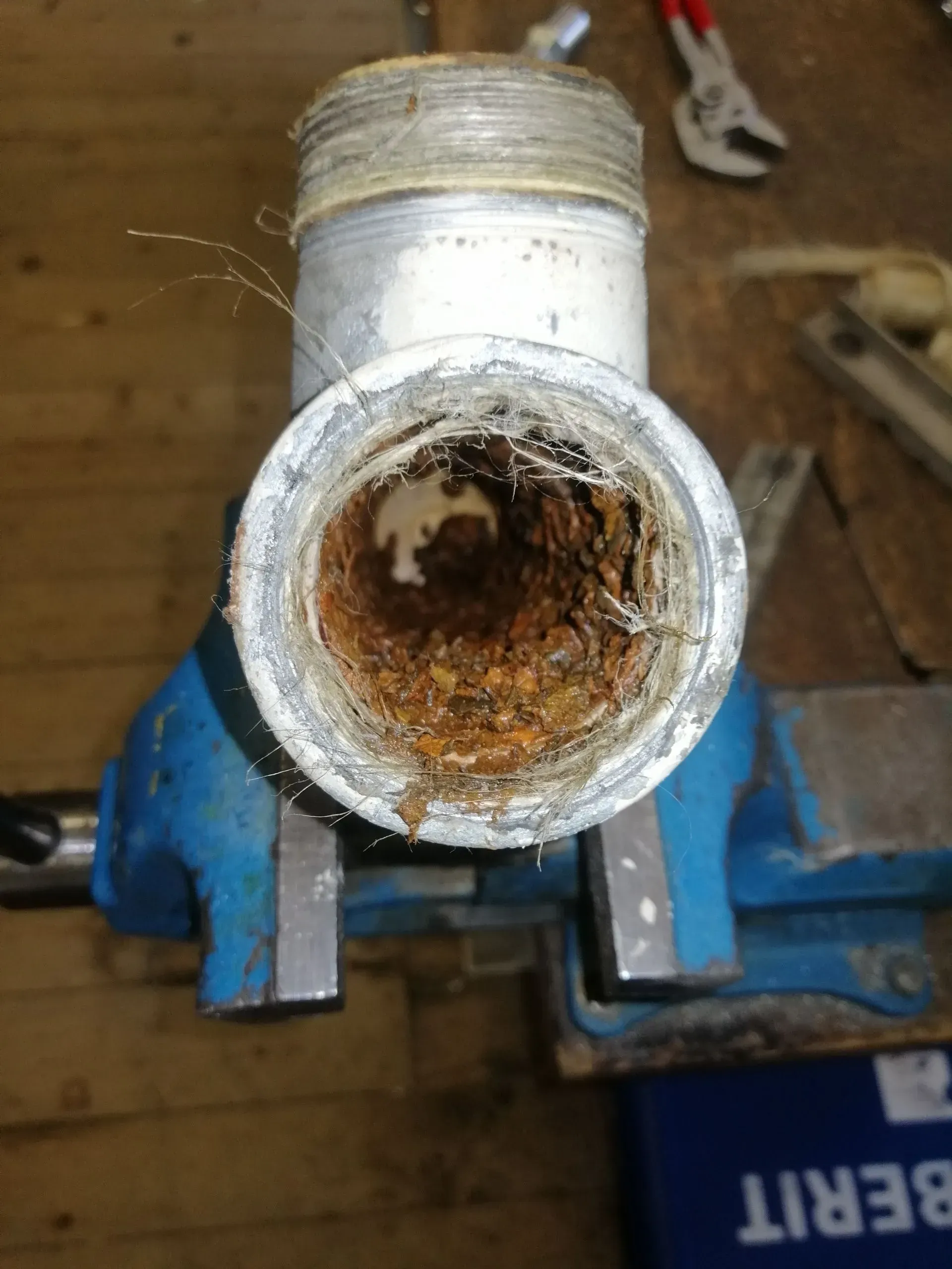 Rohr mit Verschmutzung, Foto der SES Sanitär GmbH