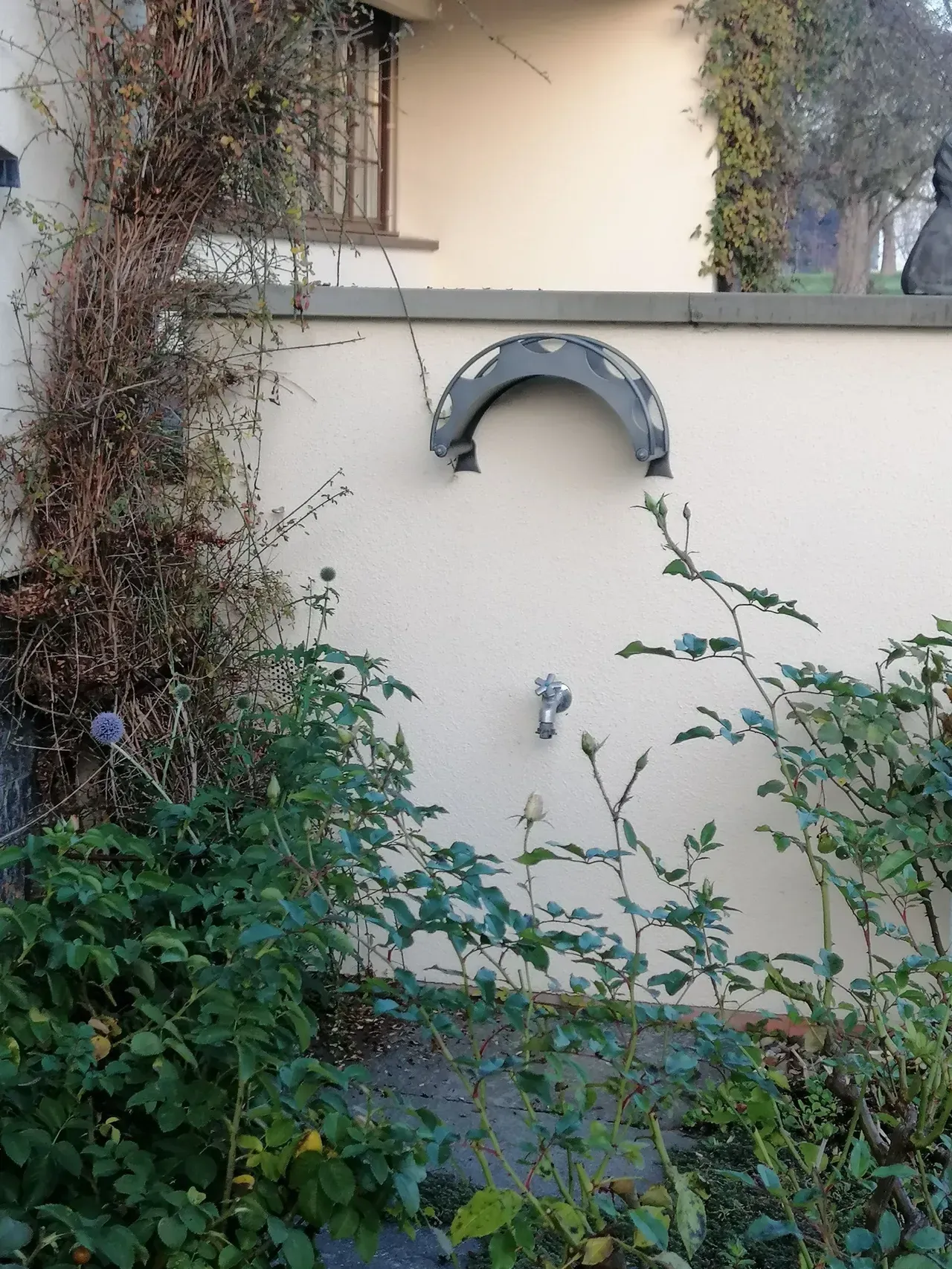 Garten-Schlauchhalter der SES Sanitär GmbH