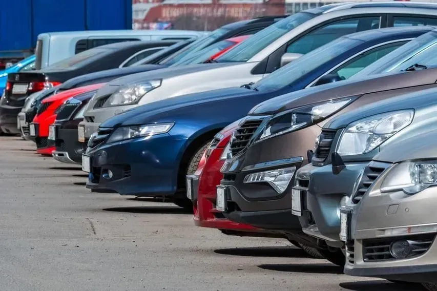 Una fila de coches aparcados uno al lado del otro en un estacionamiento.