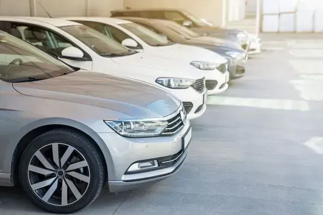 Una fila de coches están estacionados en un estacionamiento.