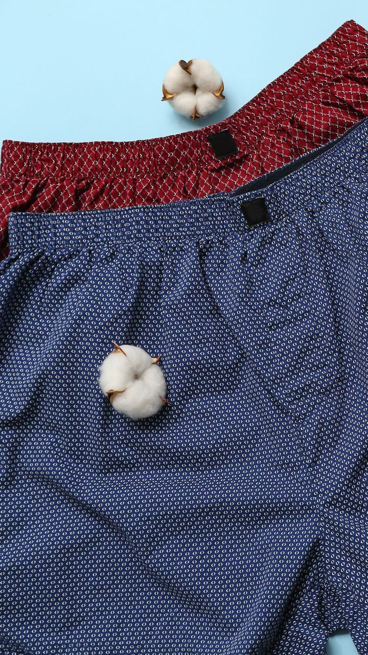 Deux caleçons avec des fleurs de coton