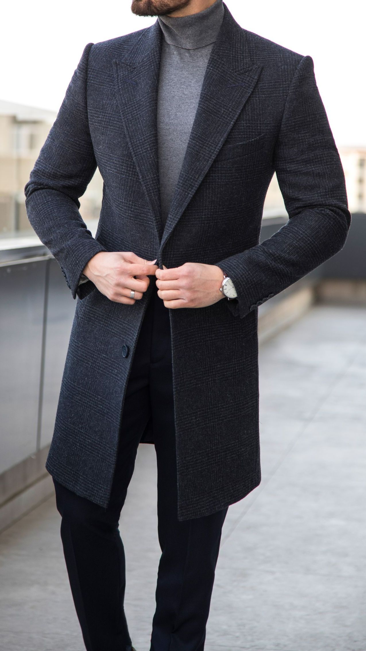 Homme portant un manteau long