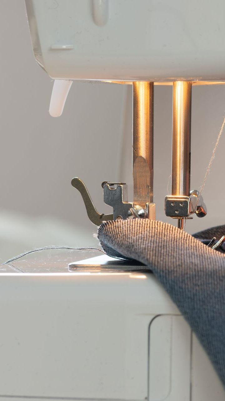 Gros plan sur une machine à coudre