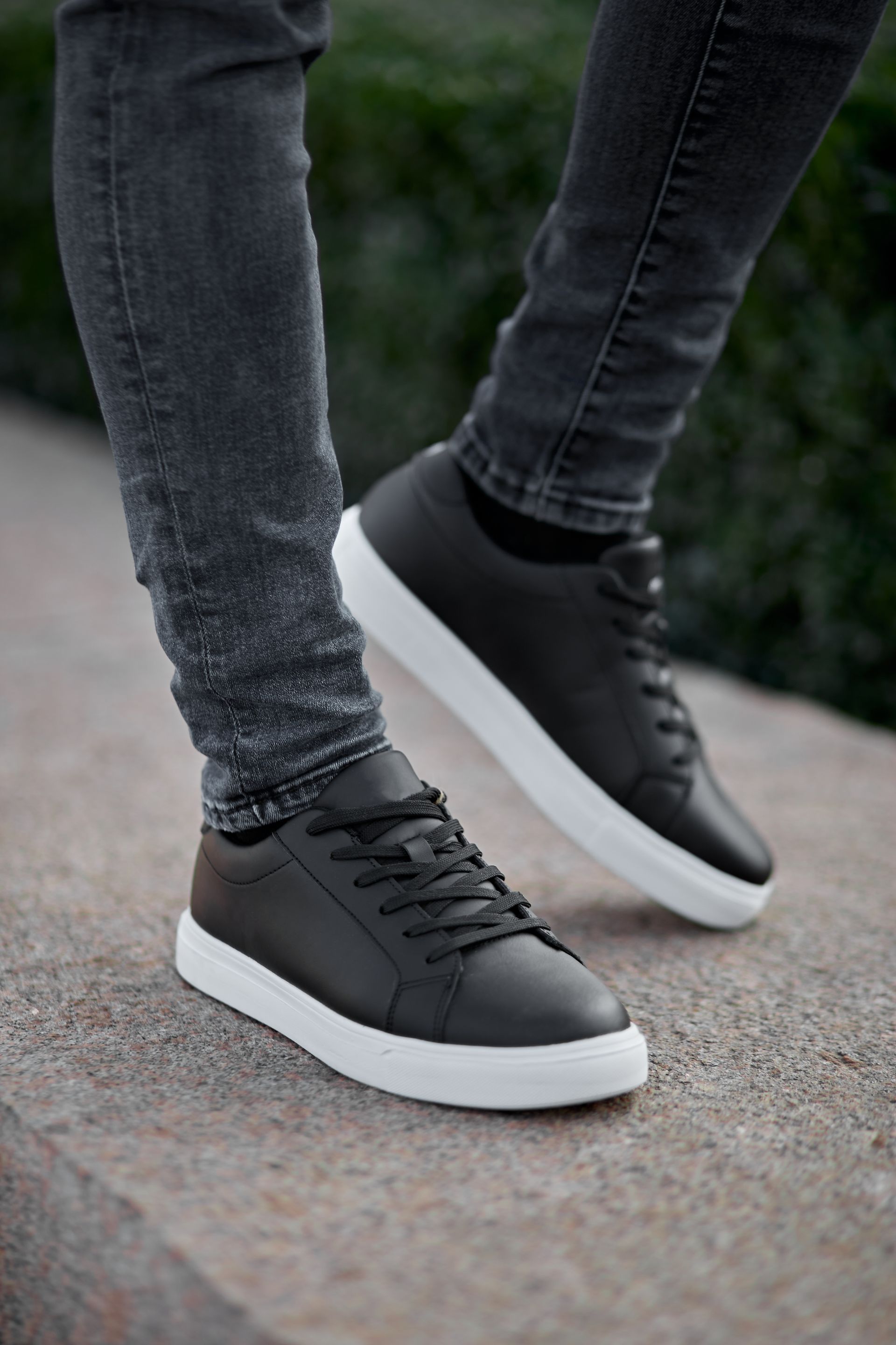 Homme portant des sneakers noires