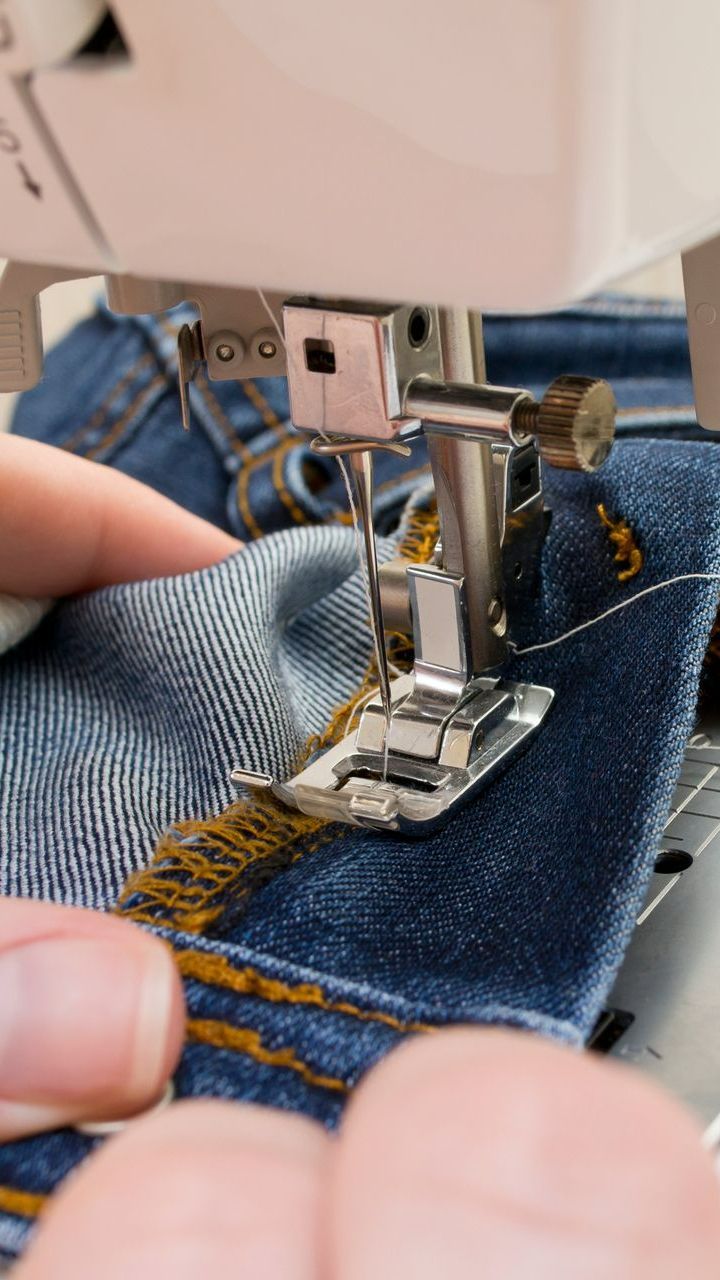 Gros plan sur l'aiguille d'une machine à coudre