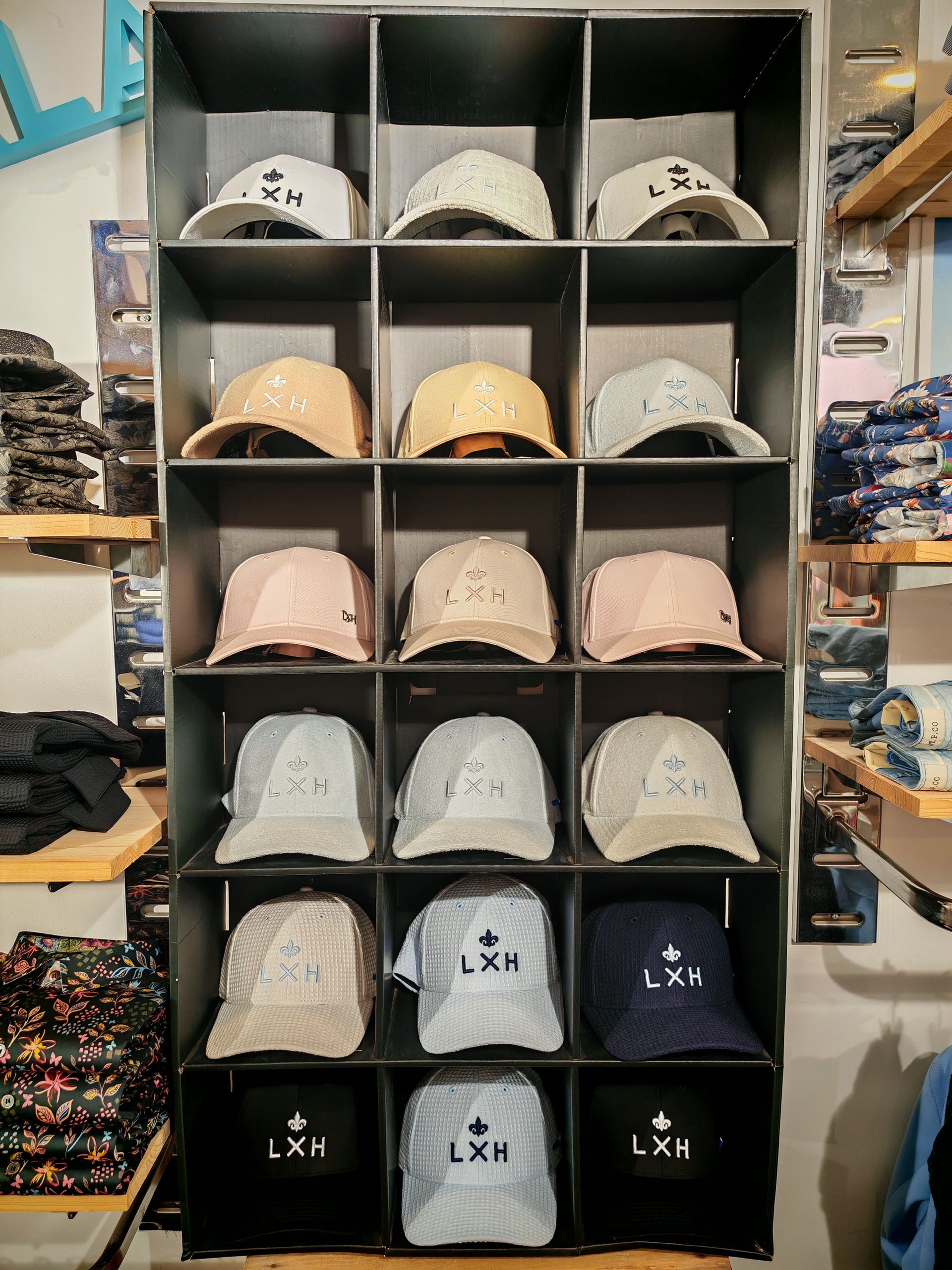 Présentoir avec des casquettes LXH