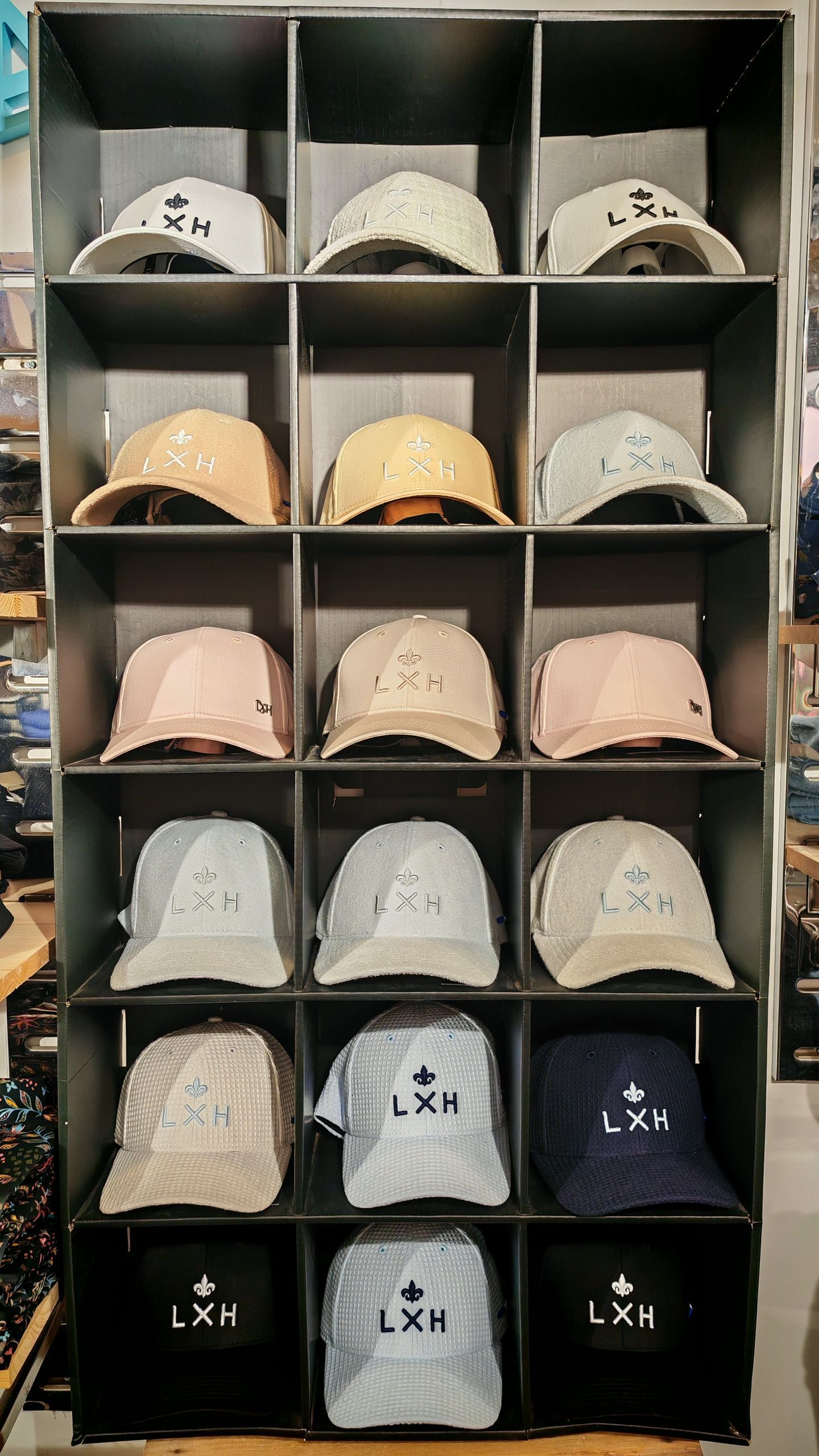 Présentoir de casquettes LXH de différentes couleurs