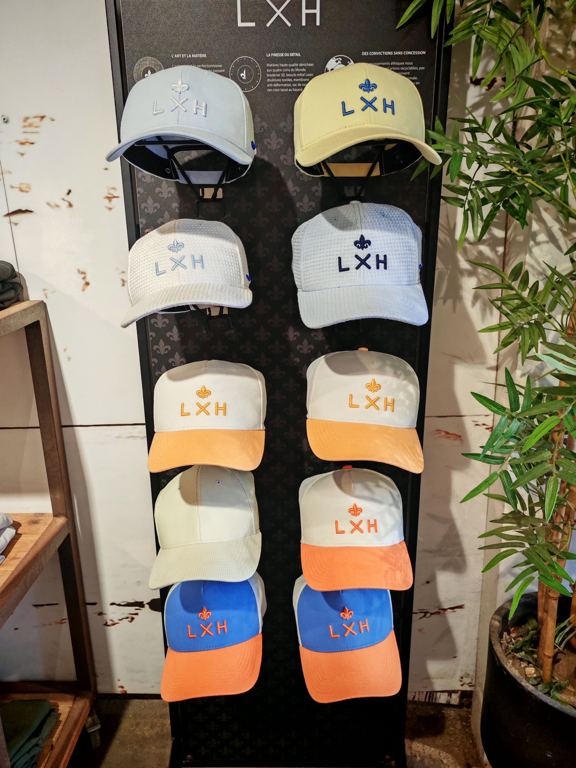 Plusieurs casquettes de la marque LXH