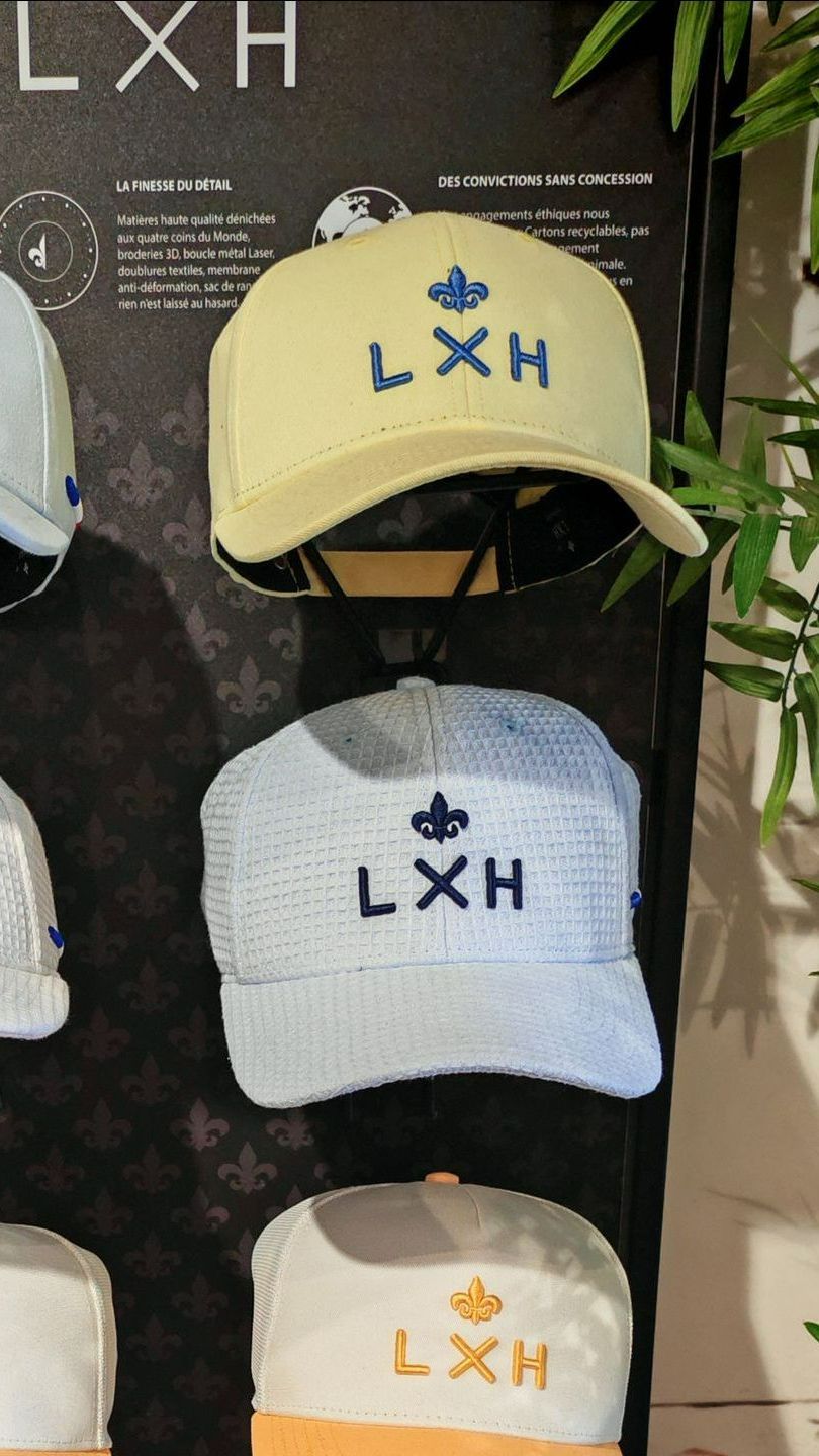 Trois casquettes LXH