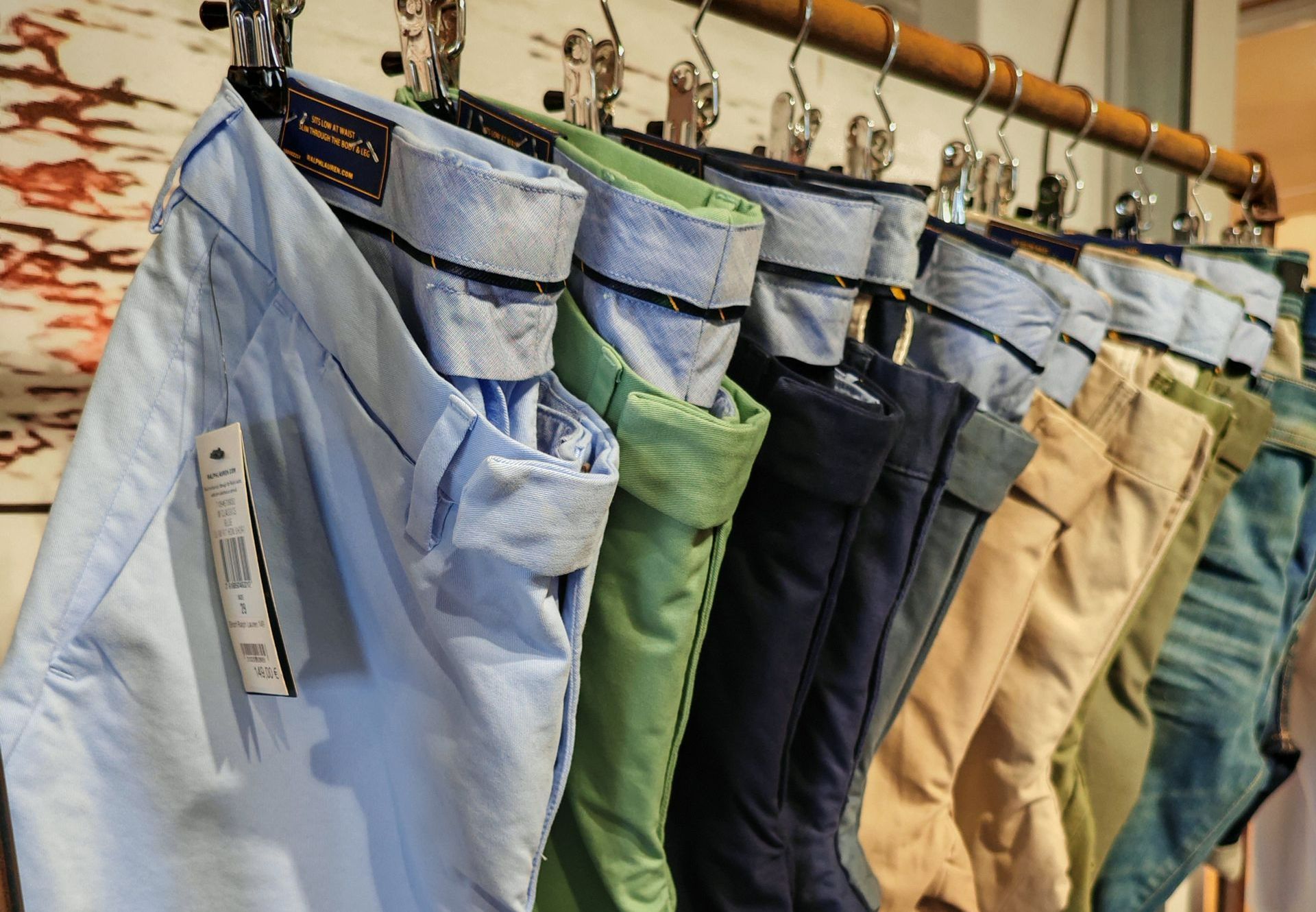 Pantalons de différentes couleurs accrochés à des cintres