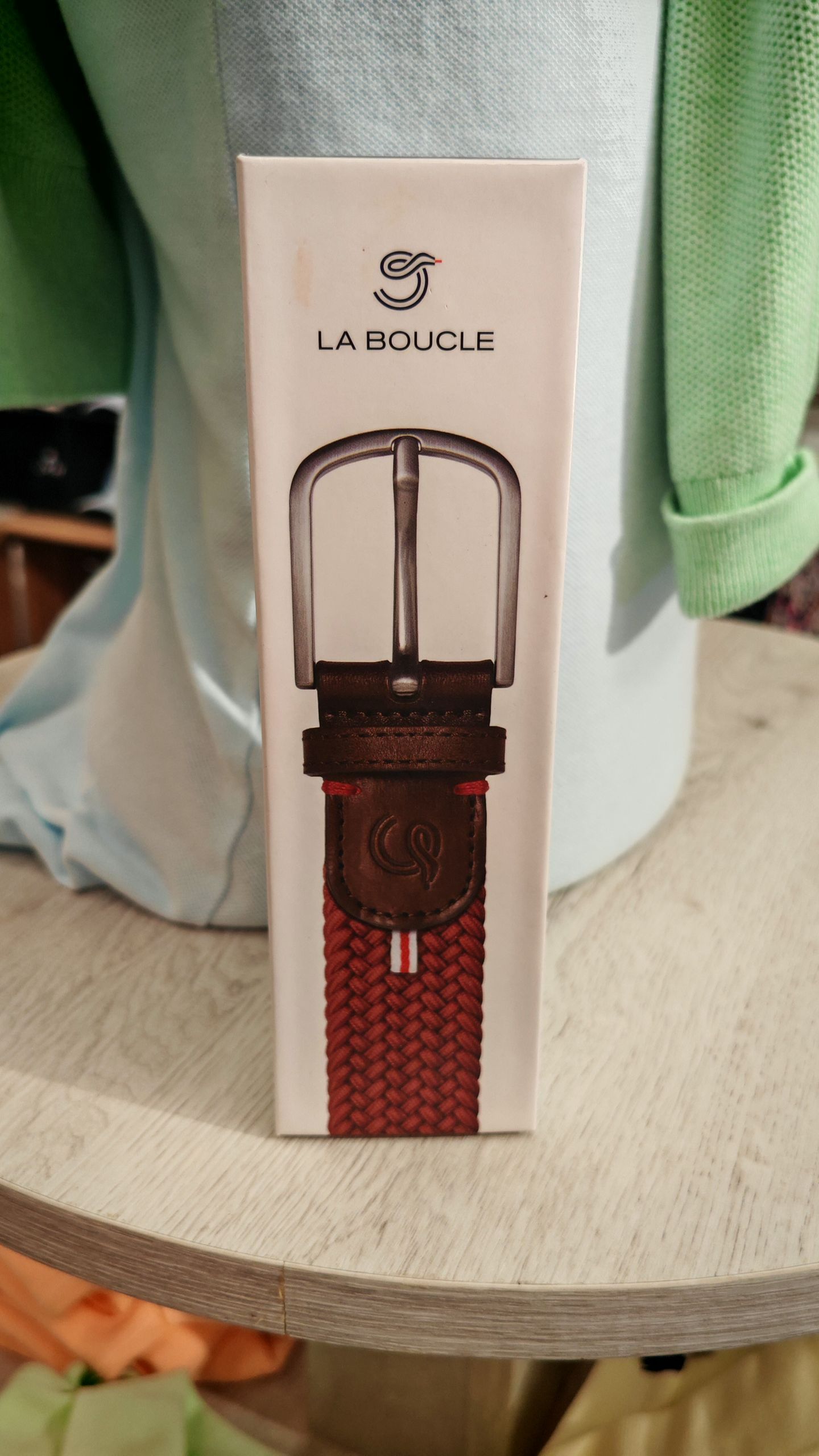 Boîte d'une ceinture tressée marron