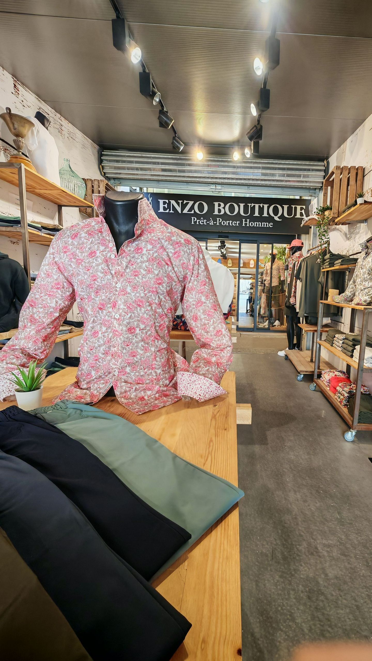 Mannequin et vue sur l'enseigne de la boutique