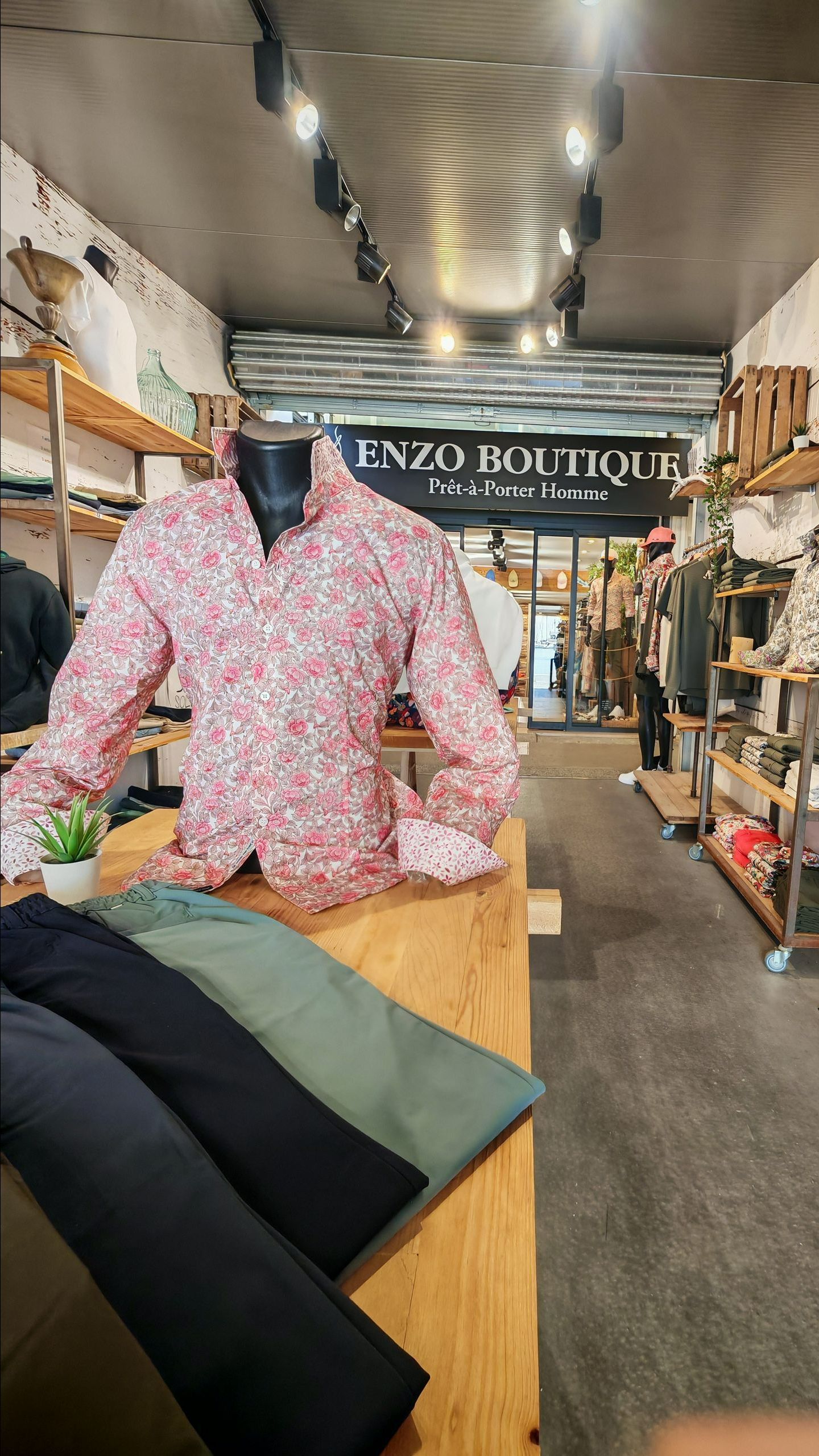 Vue sur un mannequin et la boutique