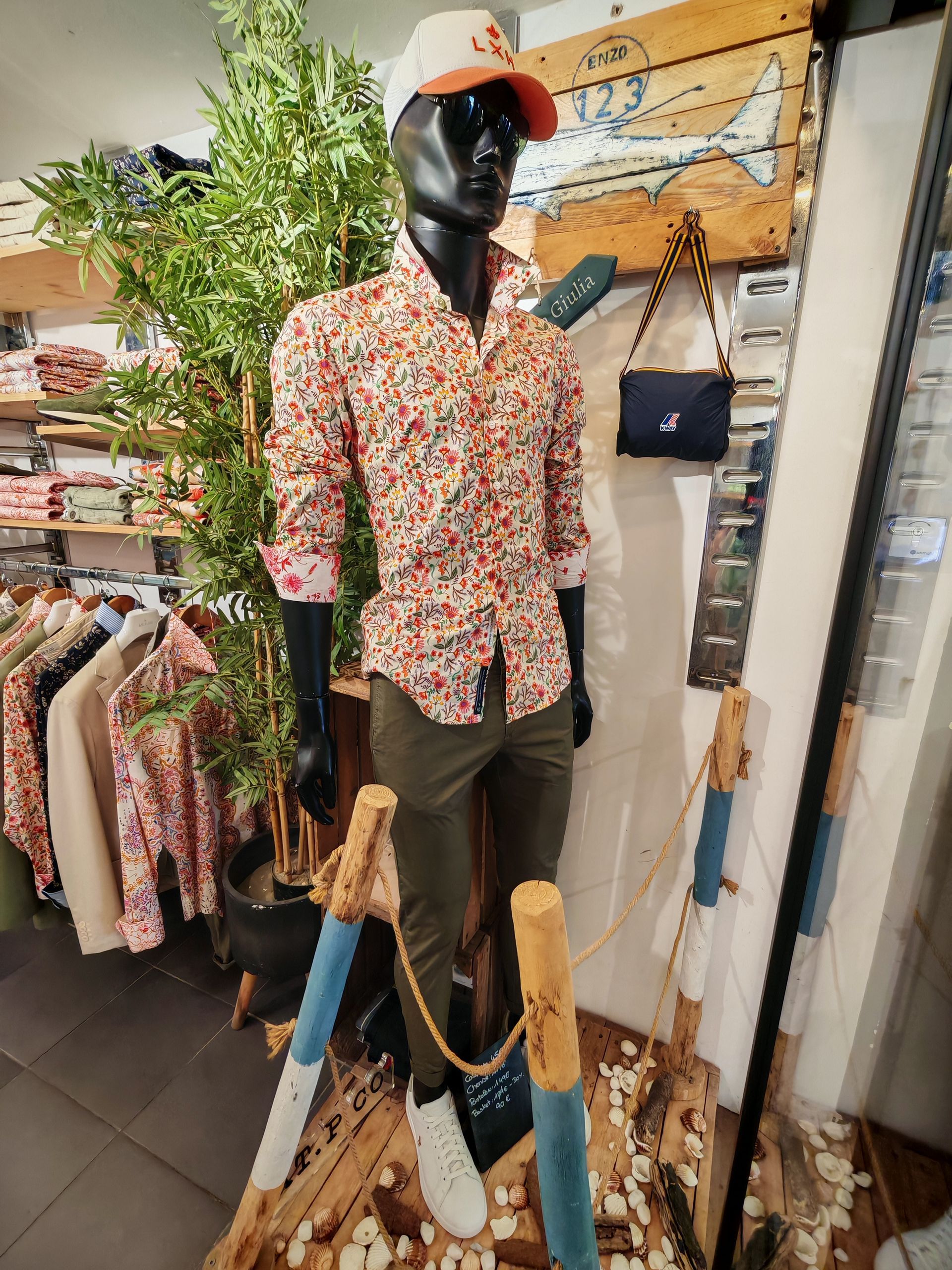 Mannequin portant une chemise à motifs floraux