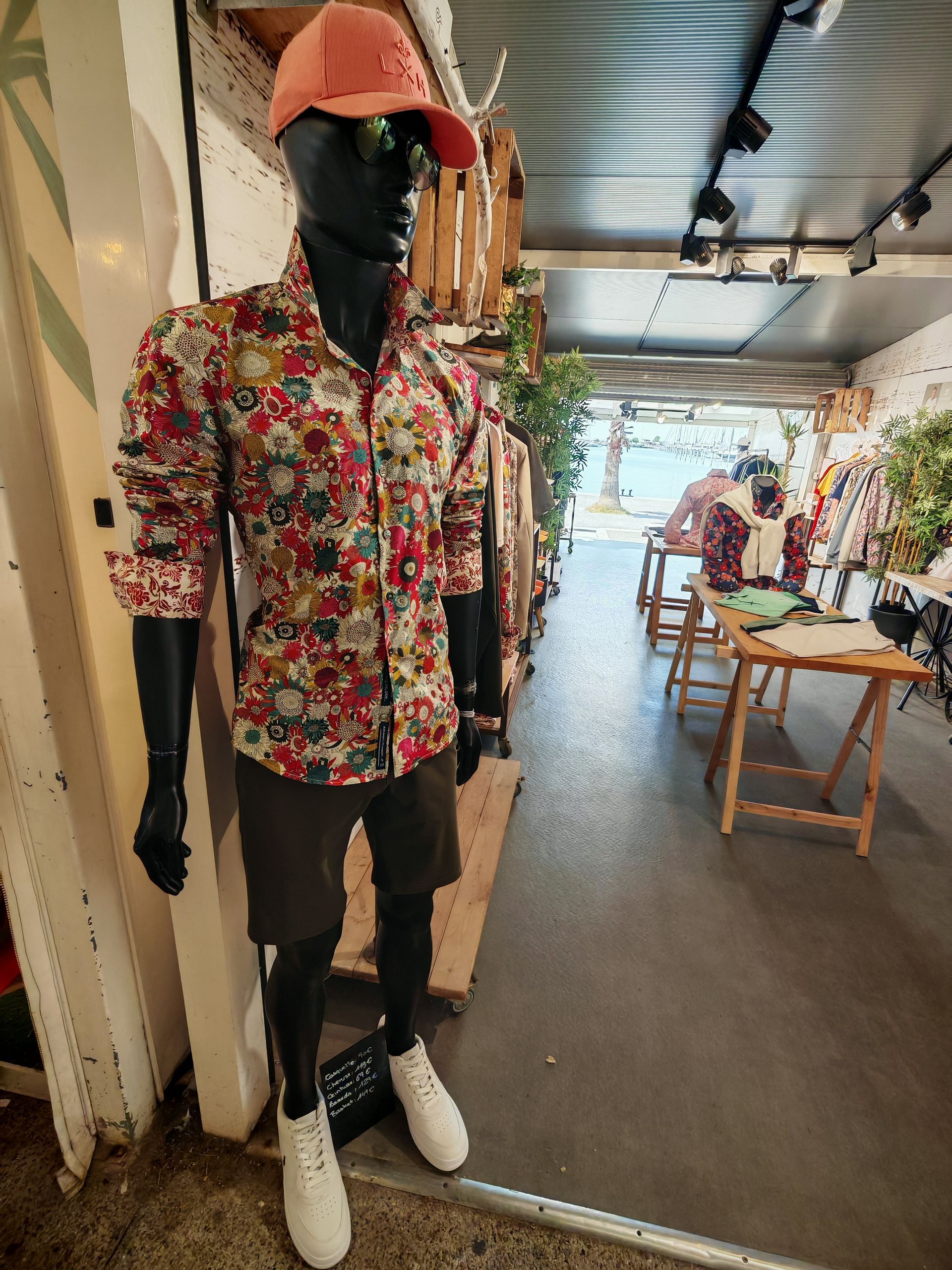 Mannequin portant une chemise à fleurs