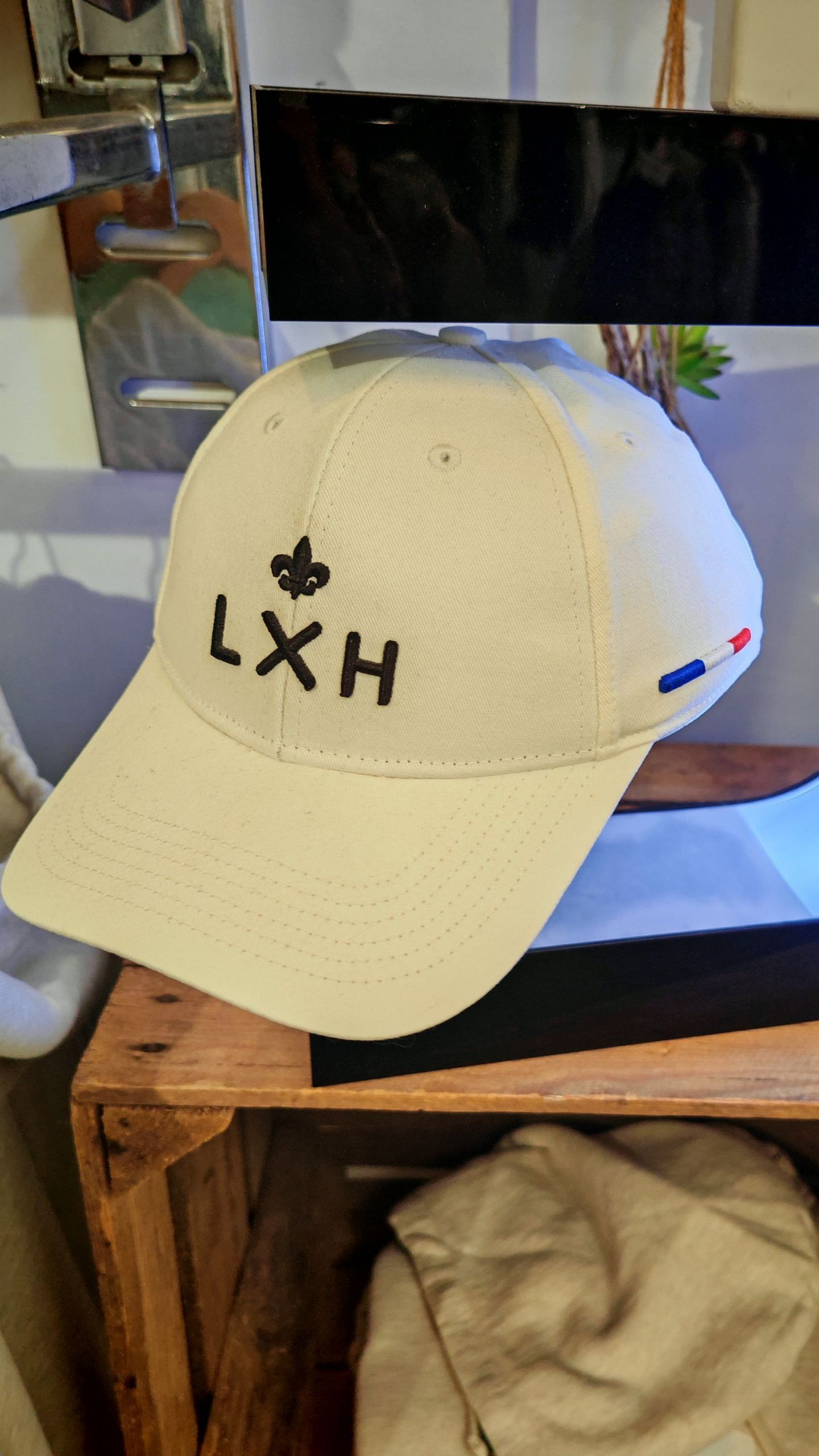 Casquette LXH de couleur crème