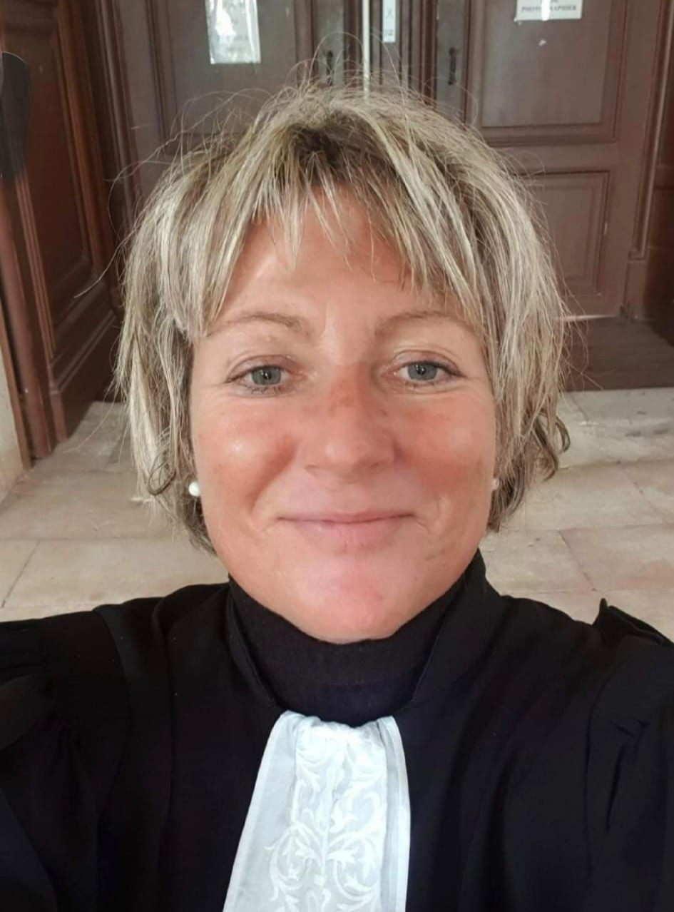 Cabinet d'avocat de proximité Me Bénédicte Bertrand en robe d'avocat.