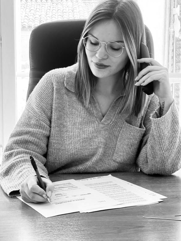 Assistante juridique au téléphone.