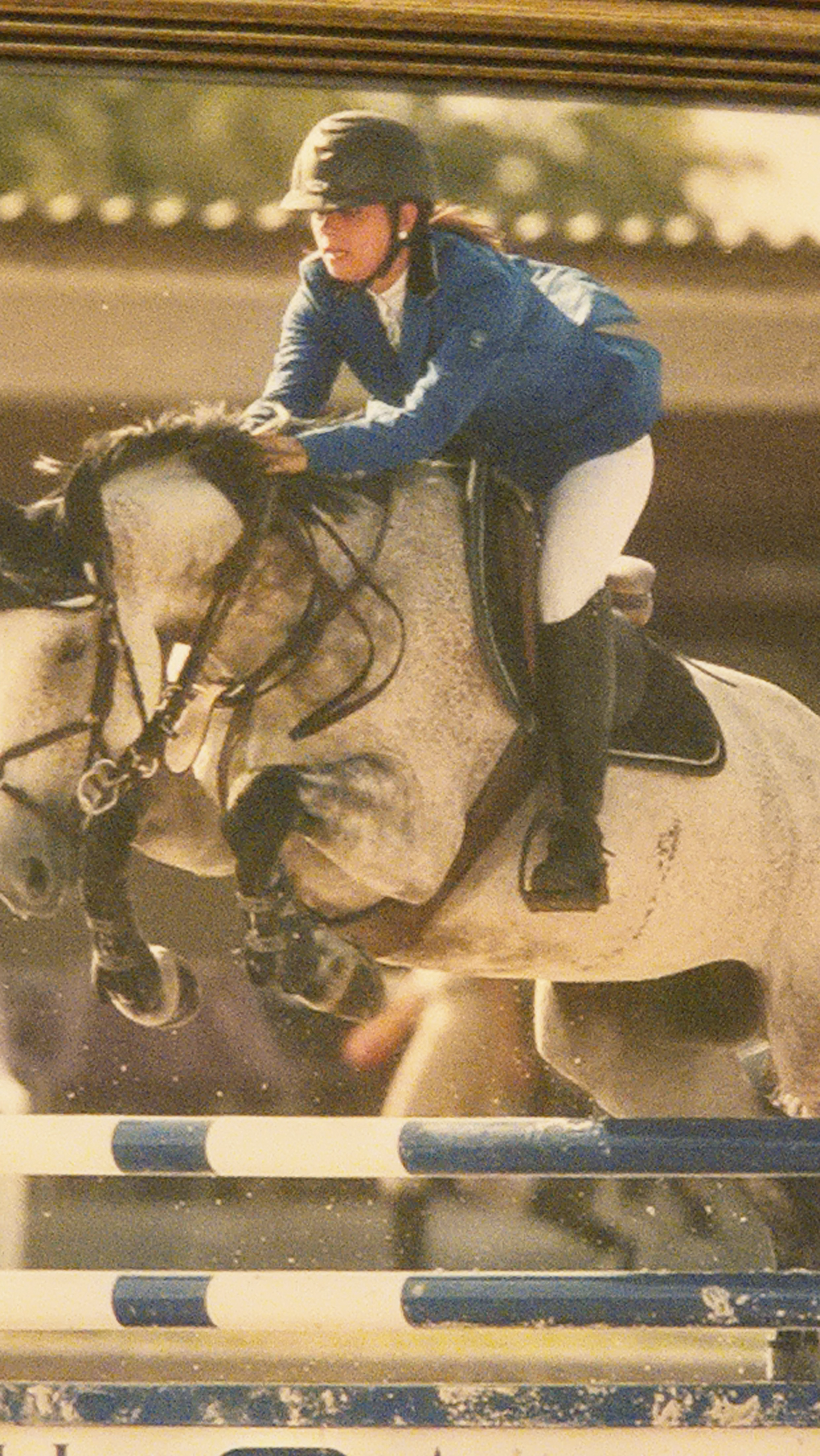 Deux personnes à cheval.