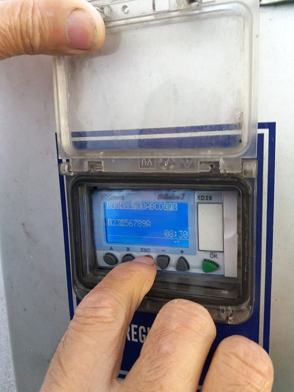 Una persona está presionando un botón en un dispositivo.