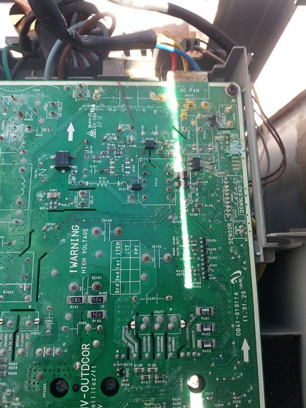 Una placa base verde con una advertencia en ella