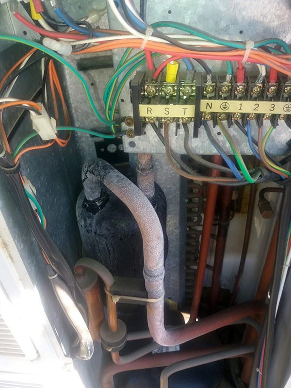 Un montón de cables están conectados a una máquina.