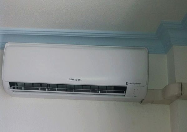 Un aire acondicionado Samsung blanco está montado en una pared.